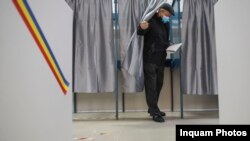 Sunt discuții în coaliția de guvernare privind comasarea alegerilor - cele locale cu europarlamentarele, cele parlamentare - cu prezidențialele. În 2024 sunt prevăzute patru rânduri de alegeri.