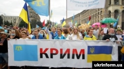 Ukrayına Mustaqillik Künü munasebetinen «İmayeciler yürüşi» vaqtında. Kyiv, 2020 senesi avgustnıñ 24-ü