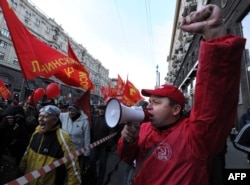 Коммунистік партияның жақтастары шеруге шықты. Мәскеу, 17 қазан 2012 жыл.