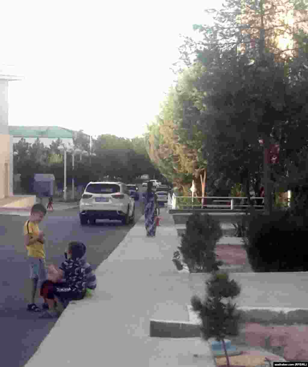 Дети, играющие на обочине. Ашхабад, сентябрь, 2020.