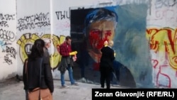 Aktivisti Demokratske stranke čiste uništeni mural sa likom Zorana Đinđića