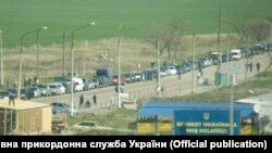 Ukraine, Chongar - a line of cars near the CPVV "Chongar", 29Apr2017