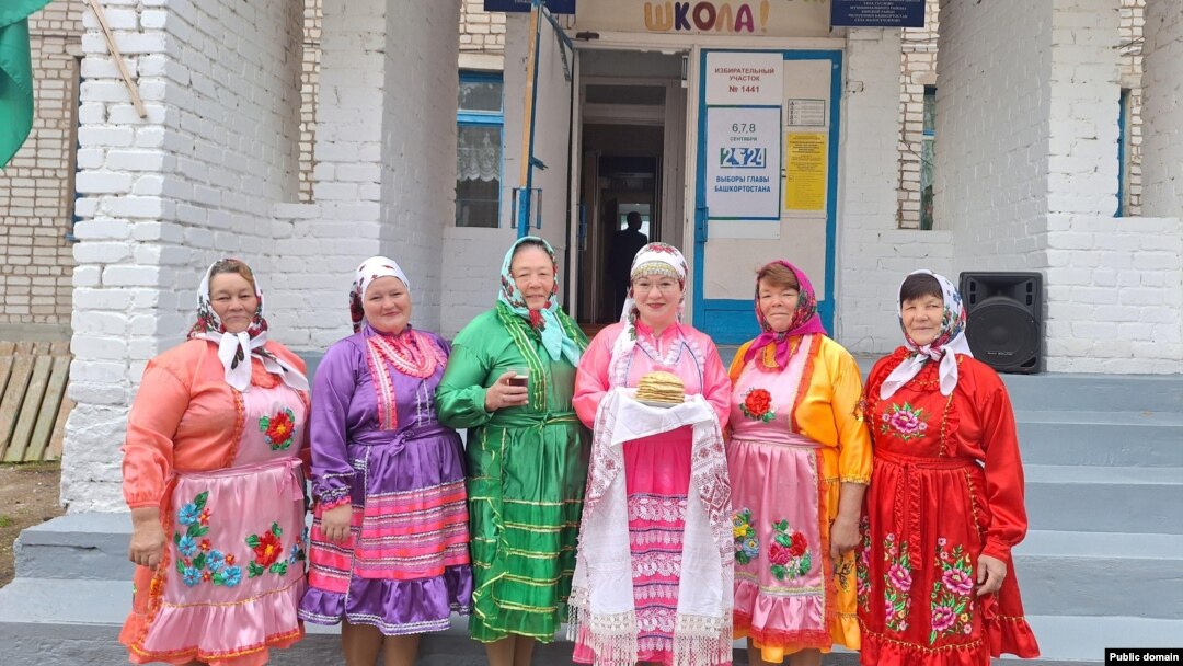 Башкортстанның Бөре районында сайлауга килүчеләрне беленнәр һәм куас белән каршы алганнар иде