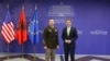 Gjeneralmajor Jasper Jeffers, komandant i Forcës Ndërkombëtare Stabilizuese për Gazën, dhe ministri i Jashtëm i Shqipërisë, Ferit Hoxha, në Tiranë, Shqipëri, më 8 shtator 2026.
