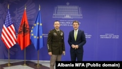 Gjeneralmajor Jasper Jeffers, komandant i Forcës Ndërkombëtare Stabilizuese për Gazën, dhe ministri i Jashtëm i Shqipërisë, Ferit Hoxha, në Tiranë, Shqipëri, më 8 shtator 2026.
