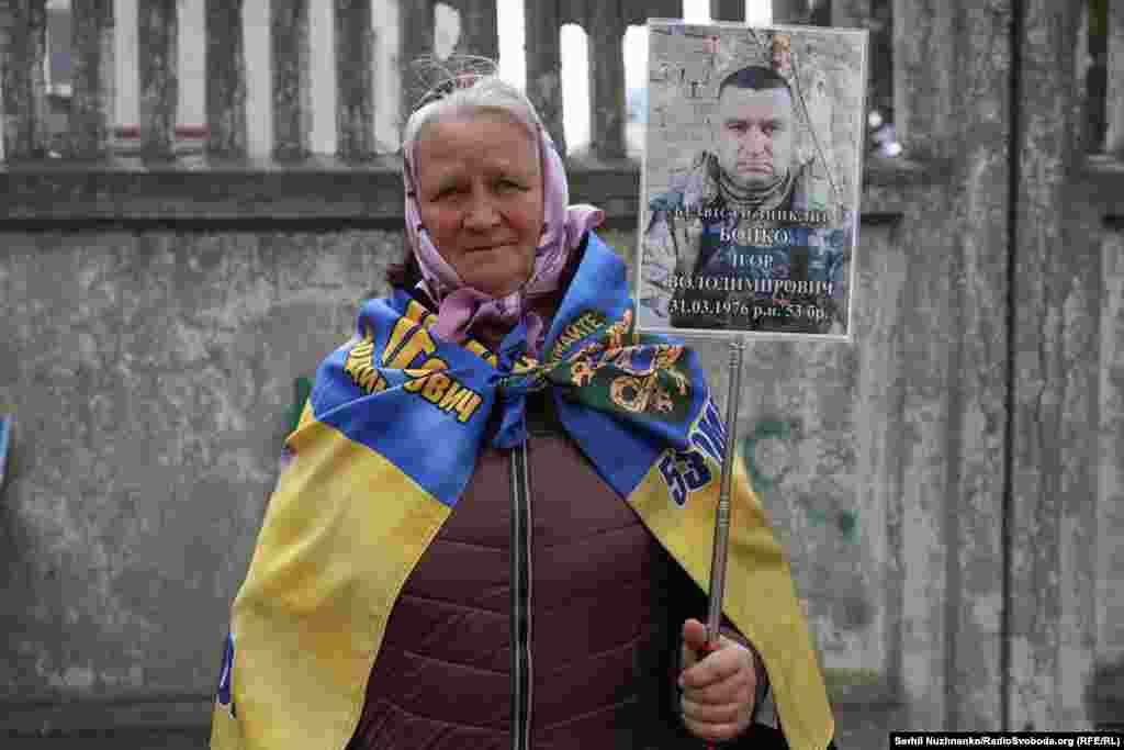 Ганна тримає фото свого сина Ігоря, в цивільному житі він був будівельником.«8 березня минуло три роки, як зник безвісти, пішов добровольцем, рік провоював, і зник під Водяним. Він завжди говорив: «Хто, як не ми?» – розповідає жінка.На запитання, де беруться сили, Ганна відповідає: «Мабуть, від Бога, якби не Бог, то, напевно, тої сили не було б, і нічого не було. На все Божа сила. Син, як ми останній раз розмовляли, це було 4 березня, наче прощався зі мною. Він мені сказав: «Мамо, тримайся. І щоб ти жила, як жила, і пишалася, бо я воював так, як треба. Не дай Бог, – каже, – щось зі мною буде, щоб ти не надягала чорної хустки. Червону хустку, щоб вороги не тішилися»