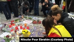 Жители Брюсселя приносят свечи и цветы в память о погибших во время атак. 23 марта 2016 года. 