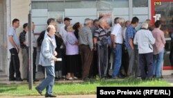 Penzioneri čekaju u redu za isplatu penzija u Podgorici.