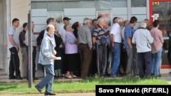 Penzioneri čekaju u redu za isplatu penzija u Podgorici.