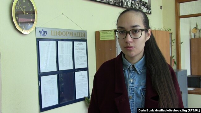Студентка Дар’я Дихно перед роботою над книжкою створила тактильний календар для людей з порушенням зору