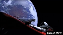 Запущенная SpaceX на орбиту машина Tesla. 2018 год