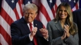 Donald Trump republikánus elnökjelölt táncol győzelmi beszéde után, mellette felesége, Melania Trump a floridai Palm Beach County Convention Centerben 2024. november 6-án