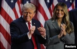 Donald Trump, alături de soția sa, Melania, pe scena din Palm Beach.