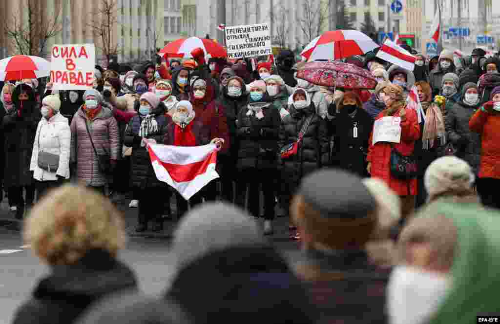 БЕЛОРУСИЈА - Илјадници Белоруси организираа нови демонстрации против Александар Лукашенко, барајќи негова оставка. Групата за заштита на човековите права Вјасна соопшти дека полицијата уапсила повеќе стотици демонстранти и дека тие претепале многу други учесници на протестот.