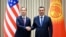 Президент Садыр Жапаров жана АКШнын Түштүк жана Борбор Азия боюнча атайын өкүлү, АКШнын Индия Республикасындагы Атайын жана Ыйгарым укуктуу элчиси Сержио Гор.