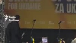 «Україна бореться і за нашу свободу». Кілька тисяч людей у Празі вийшли на акцію на підтримку України (відео)