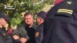 Пасьля мітынгу ў Берасьці людзі пайшлі да аўтазаку — спытацца, ці будуць іх затрымліваць. Іх затрымалі