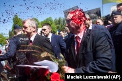 Посол Росії у Польщі Сергій Андрєєв у момент обливання його червоною фарбою під час церемонії покладання вінка на цвинтарі, де поховані солдати Червоної армії. Варшава, 9 травня 2022 року