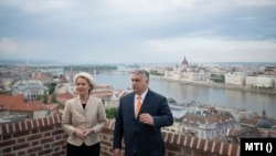 Orbán Viktor miniszterelnök fogadja Ursula von der Leyent, az Európai Bizottság elnökét a Karmelita kolostorban, ahol munkavacsora keretében tárgyalnak 2022. május 9-én