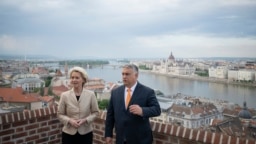 Orbán Viktor miniszterelnök fogadja Ursula von der Leyent, az Európai Bizottság elnökét a Karmelita kolostorban, ahol munkavacsora keretében tárgyalnak 2022. május 9-én