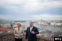 Orbán Viktor miniszterelnök fogadja Ursula von der Leyent, az Európai Bizottság elnökét a Karmelita kolostorban, ahol munkavacsora keretében tárgyaltak 2022. május 9-én