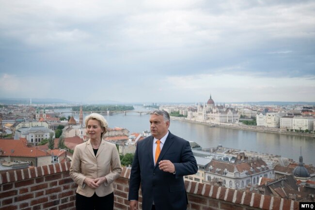 Orbán Viktor miniszterelnök fogadja Ursula von der Leyent, az Európai Bizottság elnökét a Karmelita kolostorban, ahol munkavacsora keretében tárgyaltak 2022. május 9-én
