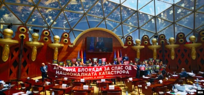 Bllokimi i punës së Kuvendit maqedonas nga ana e opozitës.