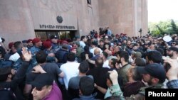 Armenia - Opposition supporters block the main entrance to the Yerevan mayor's office, May 11, 2022.