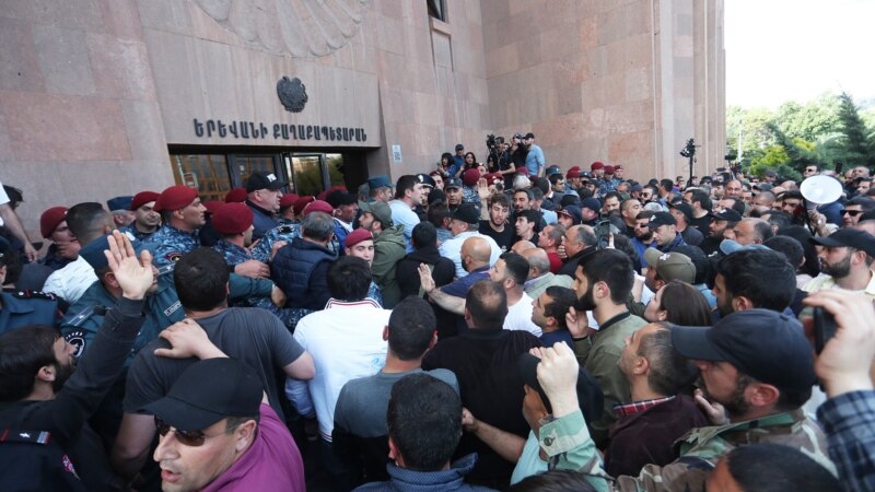 Yerevan Mayor’s Office Blocked By Opposition Protesters