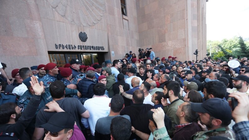 Hiljade demonstranata  traži ostavku premijera Jermenije