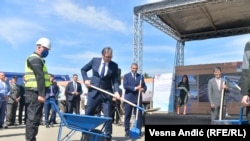 Predsednik Srbije Aleksandar Vučić prilikom polaganja kamena temeljca za izgradnju fabrike kineskih vakcina Sinofarm u Srbiji, 9. septembar 2021.