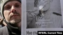 In Novosibirsk, Vladimir Saltevsky was arrested for holding a poster with a photograph of a Soviet Red Army soldier with the caption: “I’m ashamed of you, grandchildren.”