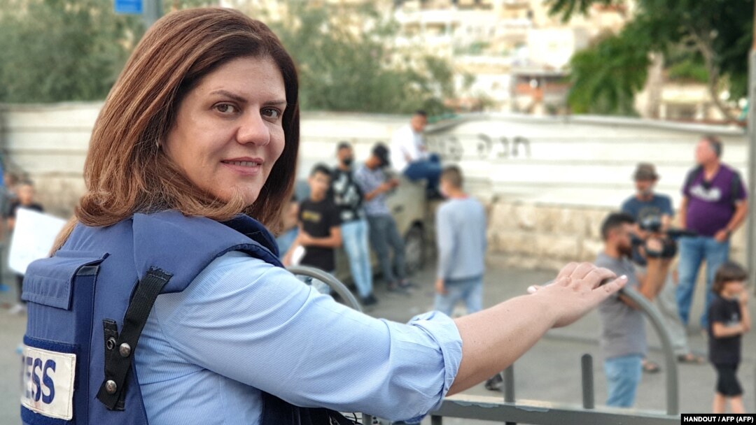 Fotografija od 12. juna 2021 prikazuje novinarku Širin Abu Akleh tokom izveštavanja iz Jerusalima