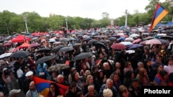 Armenia - Opposition supporters demonstrate in France Square, Yerevan, May 9, 2022.