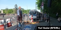 Украинская певица на акции в Берлине в Тиргартене. 9 мая 2022 года
