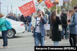 Учасники акції «Бессмертный полк» у Санкт-Петербурзі у травні 2022 року використовували радянську символіку і новітні символи підтримки війни в Україні