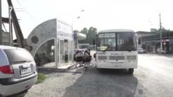 Араванга автобус алып берип, аялдама курган мигранттар