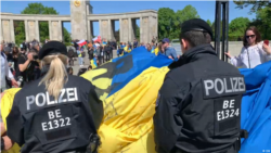 Полиция отбирает флаг Украины у демонстрантов. Берлин, 9 мая 2022 года
