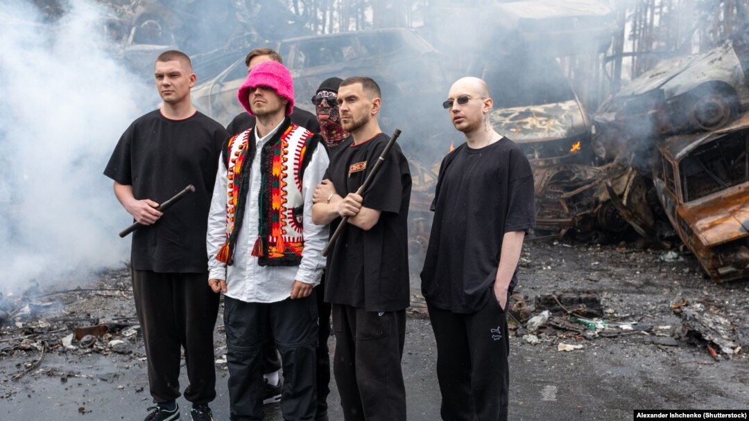 Kalush Orchestra a filmat videoclipul melodiei „Stefania”, cu care a câștigat Eurovision, în locurile în care forțele ruse au comis atrocități de nedescris. În fotografie, membrii formației apar lângă cimitirul de mașini din Irpin.