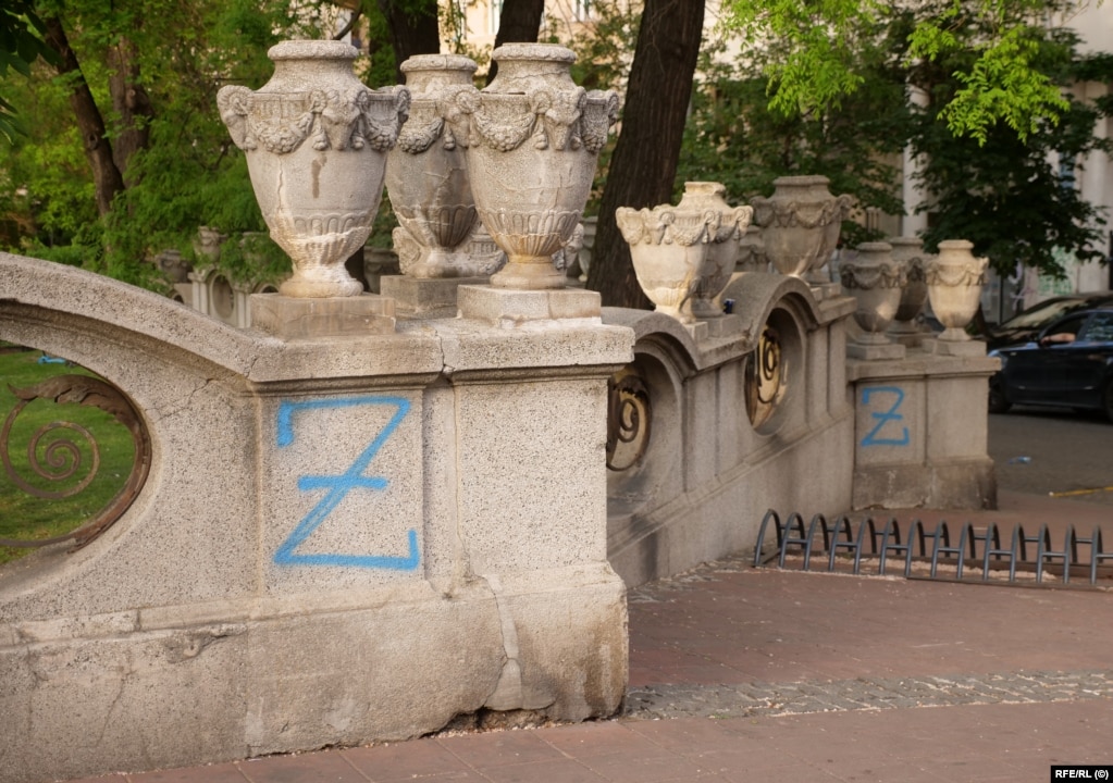 Në një mur historik të një parku në qendër të Beogradit janë shkruar grafite me simbolin "Z" nga aktivistët pro-rusë.