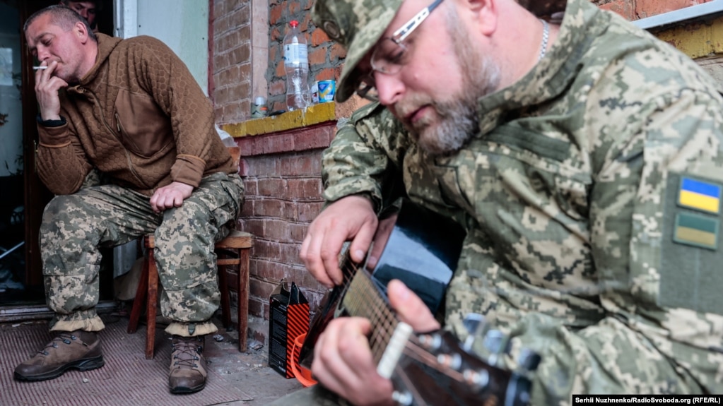 Mortajistët ukrainas duke shijuar disa momente pushimi. 