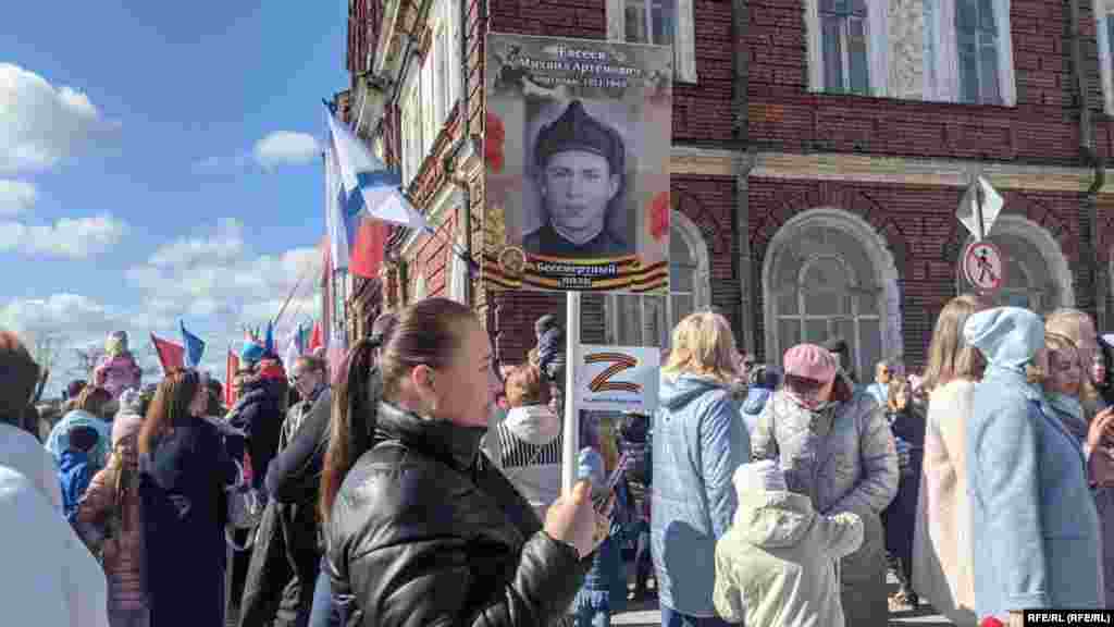 Участники шествия &quot;Бессмертный полк&quot; в Архангельске прикрепляли к портретам своих погибших на войне родственников Z-символику, которую российская армия использует в качестве отличительных знаков при вторжении войск в Украину&nbsp;