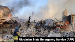 Фотографија објавена од Украинската државна служба за вонредни состојби на 8 мај 2022 година, на која е прикажано како украинските пожарникари гаснат пожар откако руски проектили погодија училиште во Билохоривка во луганската област во источна Украина.