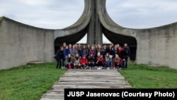 Spomen-područje Jasenovac godišnje posjećuje deset do petnaest školskih grupa (na fotografiji: posjet učenika JUSP-u Jasenovac, svibnja 2022.)