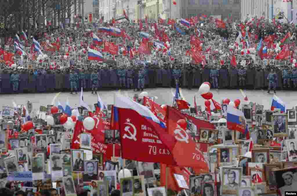 საბჭოთა დროშებით მოსკოვის წითელ მოედანზე. 2017 წლის 9 მაისი.