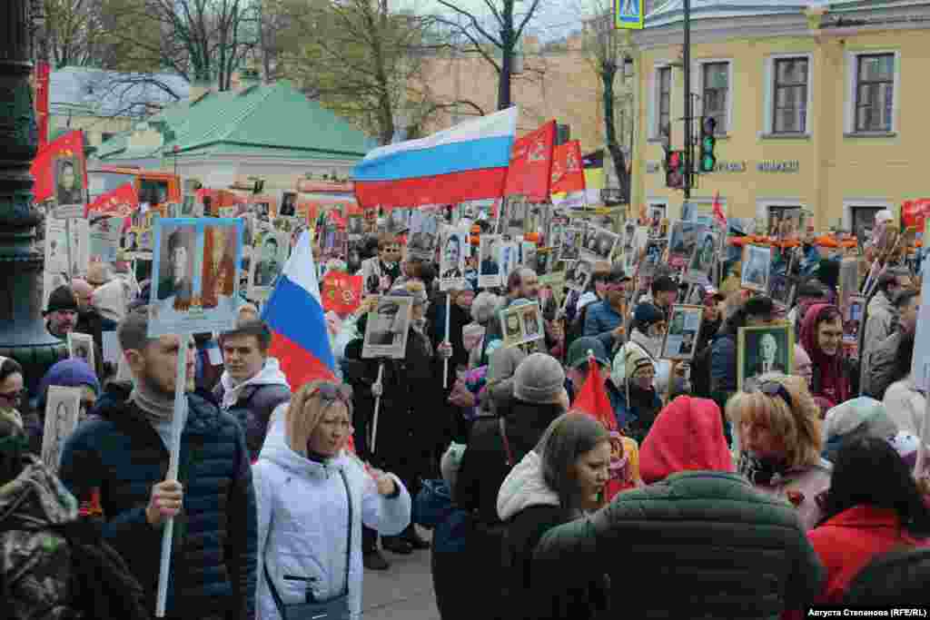 Шествие &quot;Бессмертного полка&quot; в Петербурге. По официальным данным администрации города, в акции приняли участие &quot;более миллиона&quot; человек