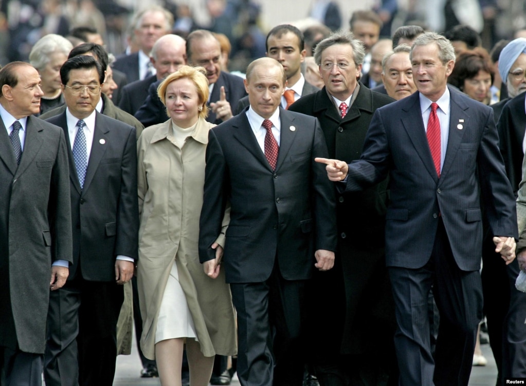 Kryeministri italian, Silvio Berlusconi, presidenti kinez, Hu Jintao, presidenti Putin me bashkëshorten e tij, Ludmila, shefi i Bashkimit Evropian, Jean Claude Juncker dhe presidenti amerikan, George W. Bush, duke ecur së bashku në Kremlin, Moskë, pas pjesëmarrjes në ceremoninë përkujtimore në mbajtur në Sheshin e Kuq, për Luftën e Dytë Botërore. Fotografi e 9 majit 2005.