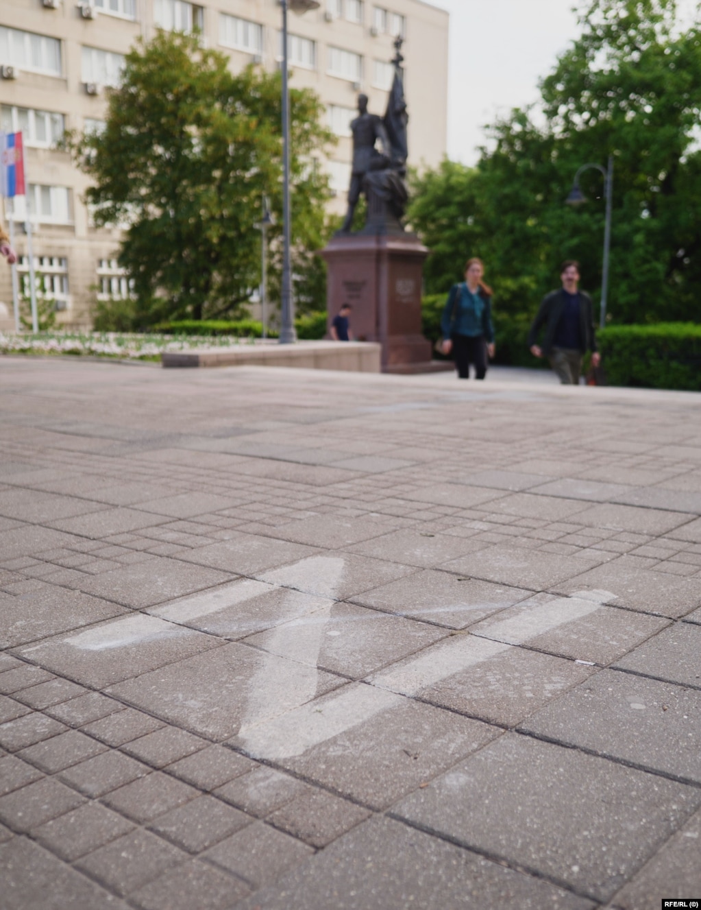 Një "Z" e kryqëzuar në tokë para një statuje të Nikolait II, carit të fundit të Rusisë. Aktivistët pro-rusë kanë mbajtur disa mitingje këtë vit dhe para se të marshojnë nëpër qendër të Beogradit, ata mblidhen te kjo statujë.
