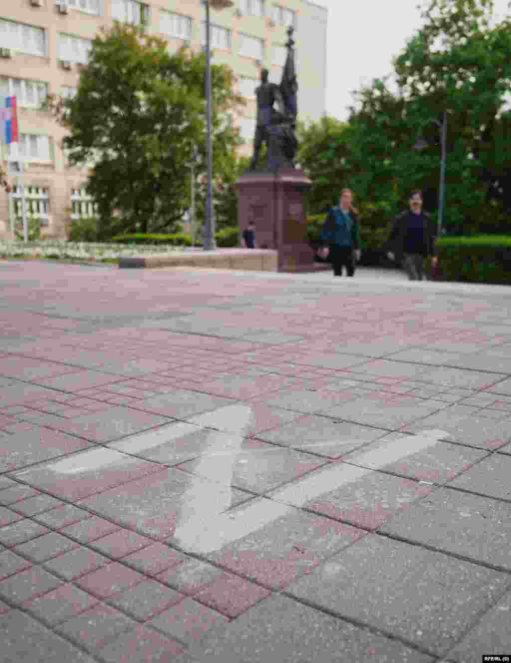 Një &quot;Z&quot; e kryqëzuar në tokë para një statuje të Nikolait II, carit të fundit të Rusisë. Aktivistët pro-rusë kanë mbajtur disa mitingje këtë vit dhe para se të marshojnë nëpër qendër të Beogradit, ata mblidhen te kjo statujë.