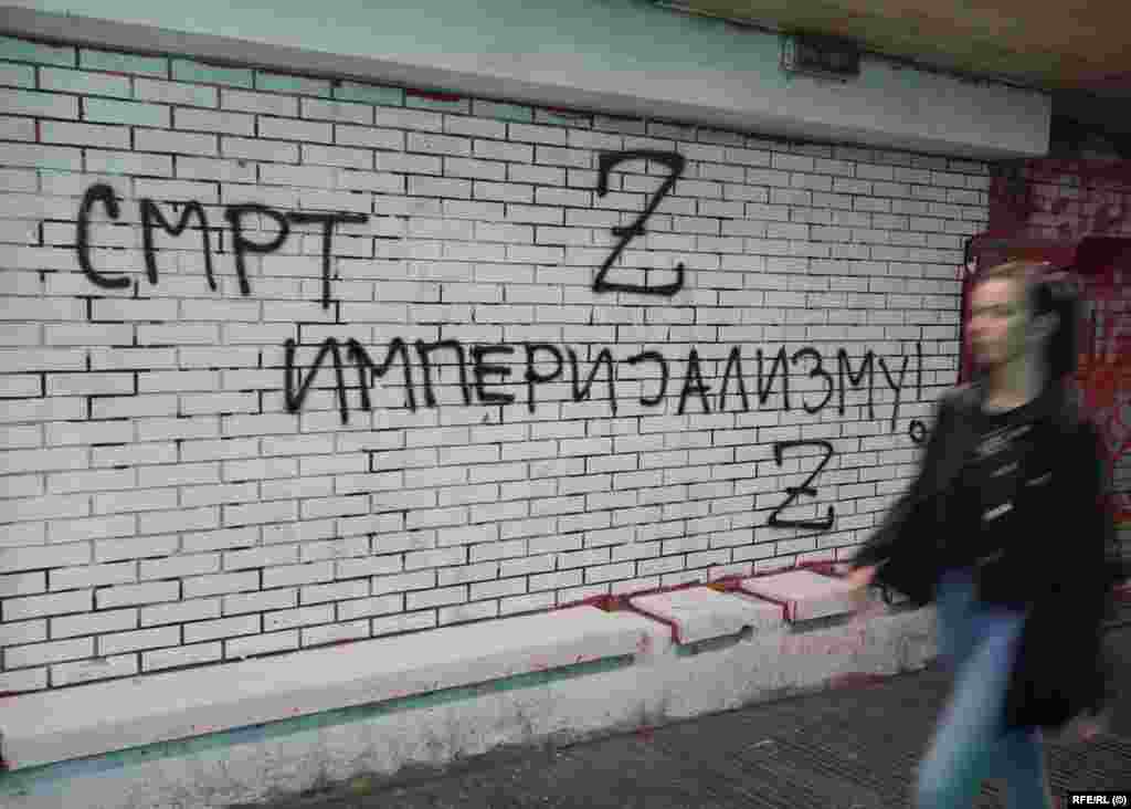 Grafit në një nënkalim në qendër të Beogradit me parullën &quot;Vdekje imperializmit&quot;.